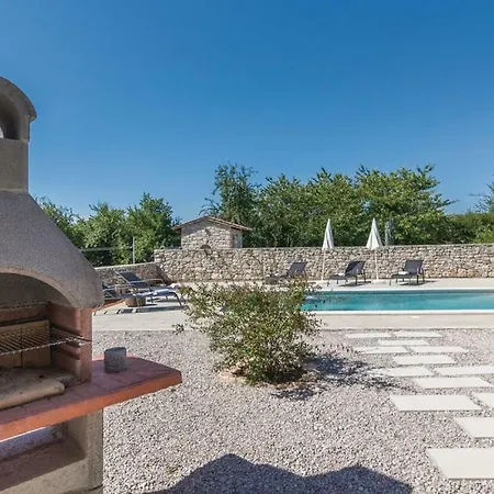 Pisurinka Сasa de vacaciones Nedeščina